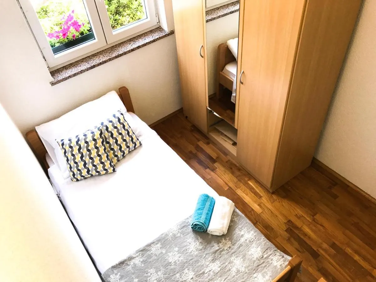 Apartment Ema Malinska